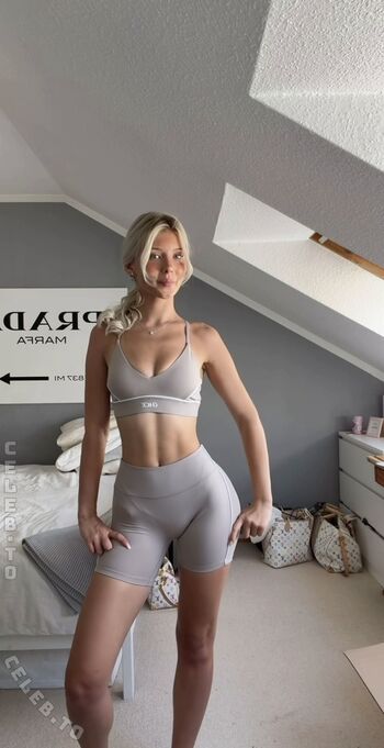 Elena Zoe