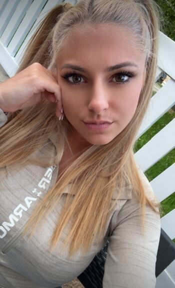 Full leaked Emelineeee private photo