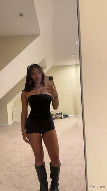 Full leaked Emikoxo page private photo