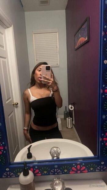 Full leaked Emikoxo page private photo