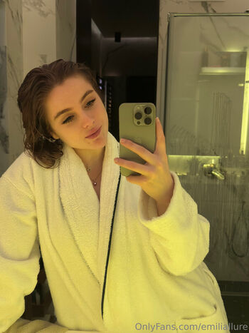 Full leaked Emiliallure private photo