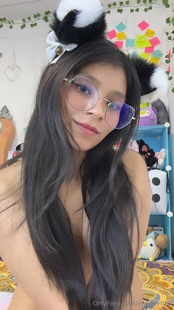 Full leaked Emilipetite private onlyfans photo