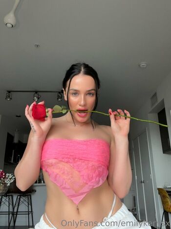 Full leaked Emilykernsx private photo