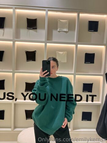 Full leaked Emilykernsx private photo