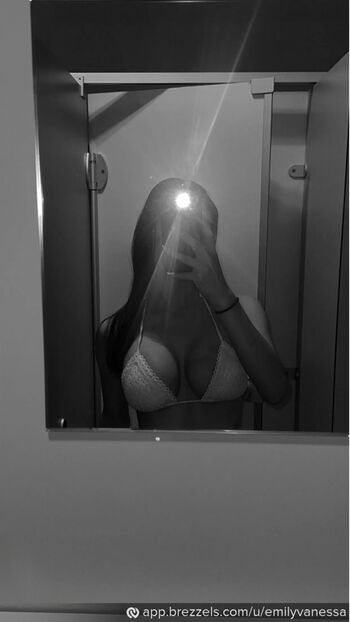 Full leaked Emilyvanessa private photo