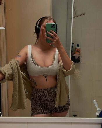 Full leaked Emilyyy private photo
