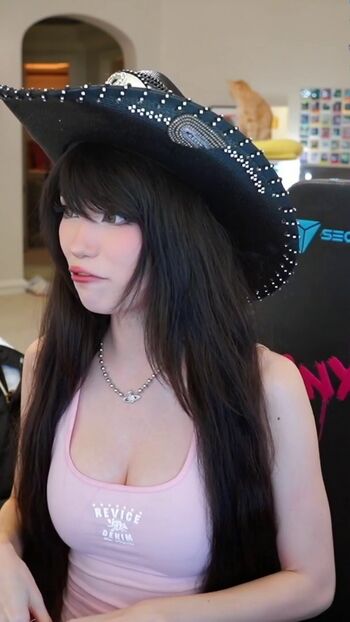 Full leaked Emiru  page private onlyfans photo