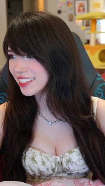 Full leaked Emiru  page private onlyfans photo