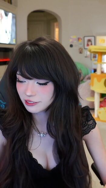 Full leaked Emiru  page private onlyfans photo