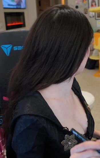 Full leaked Emiru  page private onlyfans photo