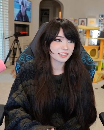 Full leaked Emiru page private photo