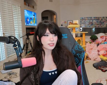Full leaked Emiru  page private photo