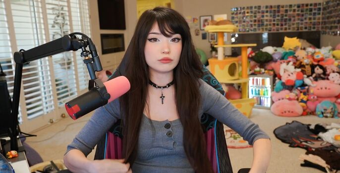 Full leaked Emiru  page private photo
