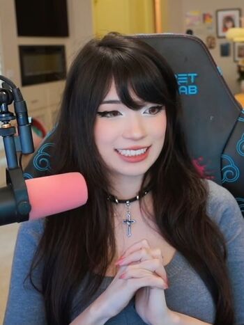 Full leaked Emiru  page private photo