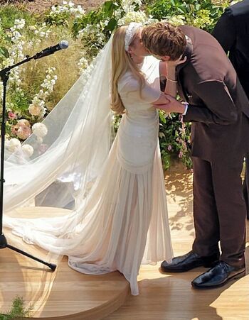 Full leaked Emma roberts private photo
