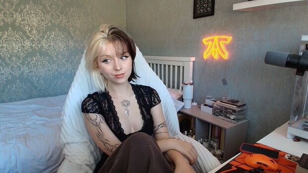 Full leaked Emzeeni private photo