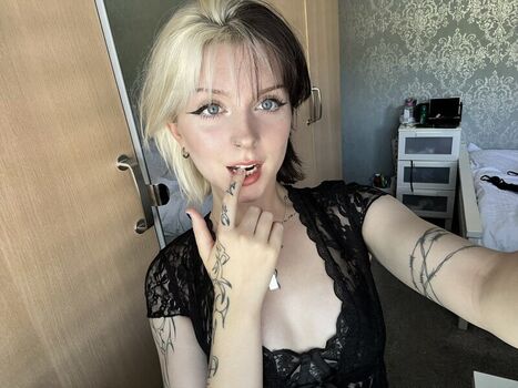 Full leaked Emzeeni private photo