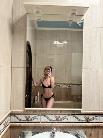 Full leaked Emzeeni private photo