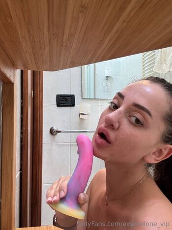 Full leaked Evabigmelons private photo