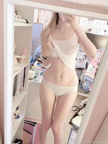 Full leaked Evieleafie page private photo