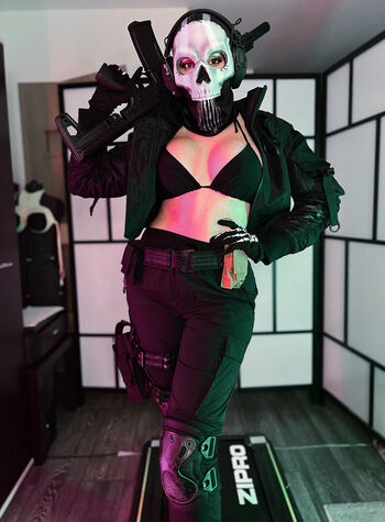Ezy Summers Cosplay
