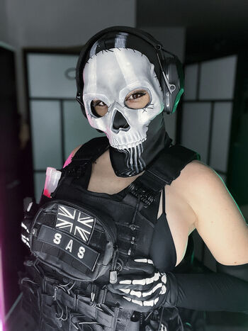 Ezy Summers Cosplay