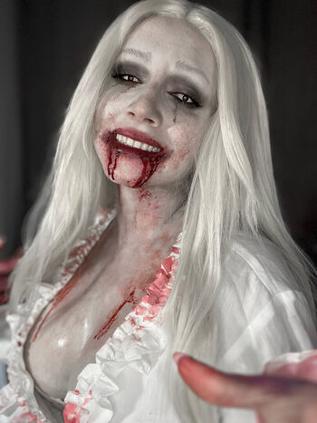 Ezy Summers Cosplay