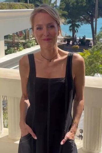 Full leaked Gillian anderson private photo