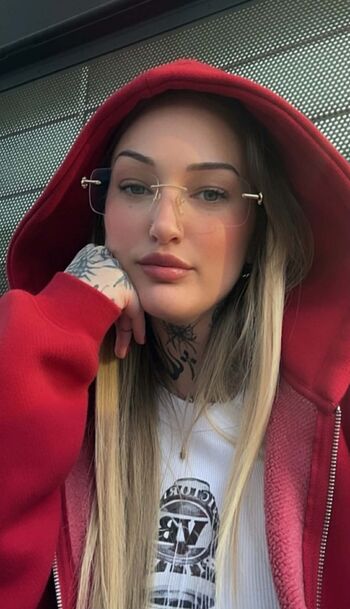 Full leaked Goth queen private photo