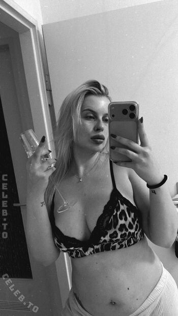 Full leaked Hellybunny private photo