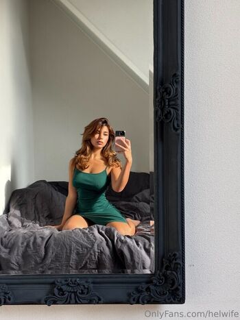 Full leaked Helwife page private photo