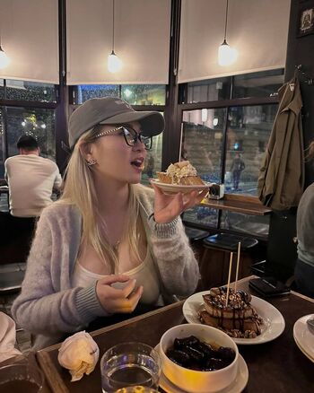 Full leaked Holly shu page private onlyfans photo