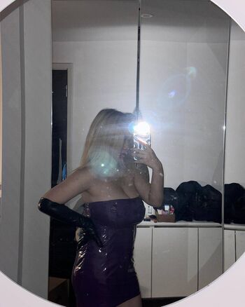 Full leaked Holly shu private onlyfans photo