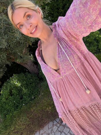 Full leaked Holly willoughby private photo