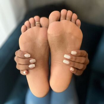Full leaked Honeyfeet private photo