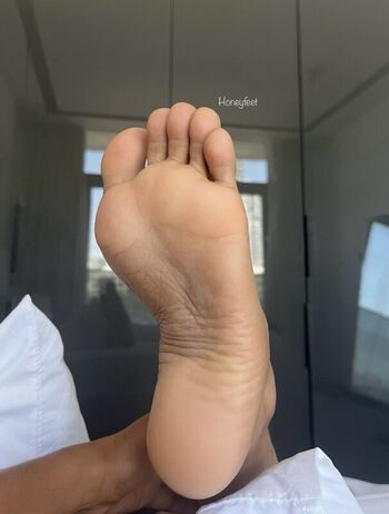 Full leaked Honeyfeet private photo