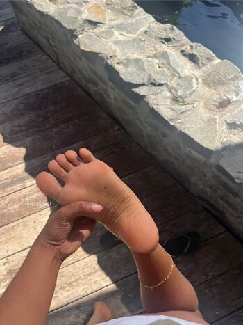 Full leaked Honeyfeet private photo