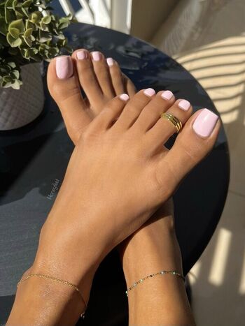 Full leaked Honeyfeet private photo