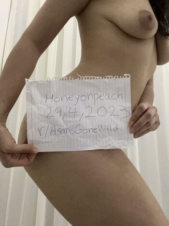 Full leaked Honeyonpeach private photo
