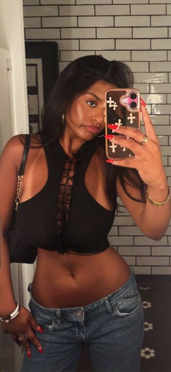 Full leaked Honeypot page private photo