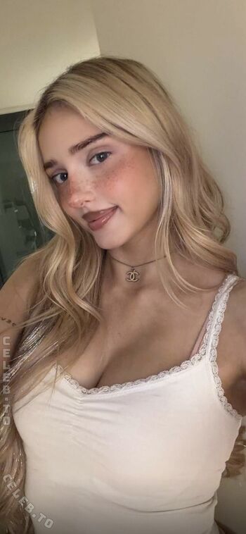 Full leaked Honeypuu page private photo