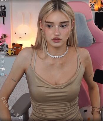 Full leaked Honeypuu page private photo