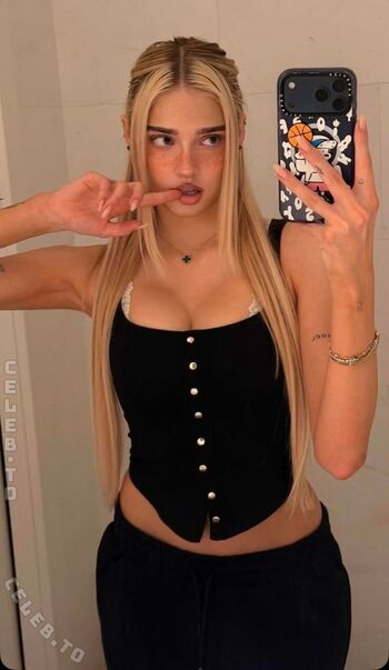 Full leaked Honeypuu private photo