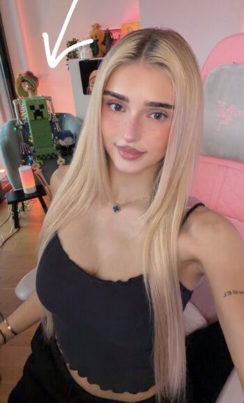 Full leaked Honeypuu private photo