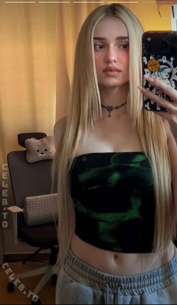 Full leaked Honeypuu page private photo