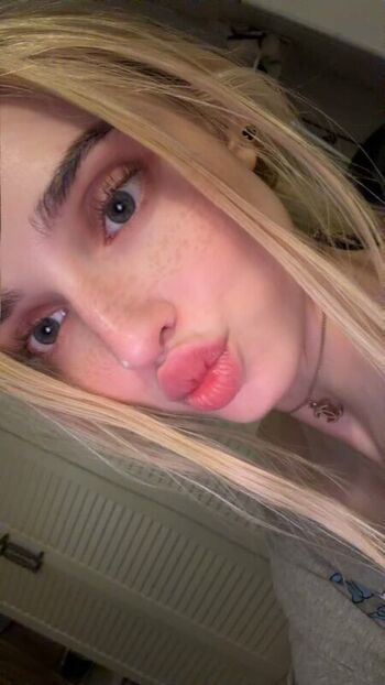 Full leaked Honeypuu private photo