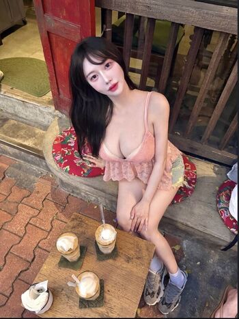 Full leaked Honeyvivi page private photo