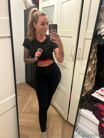 Full leaked Hotwifefleur private photo