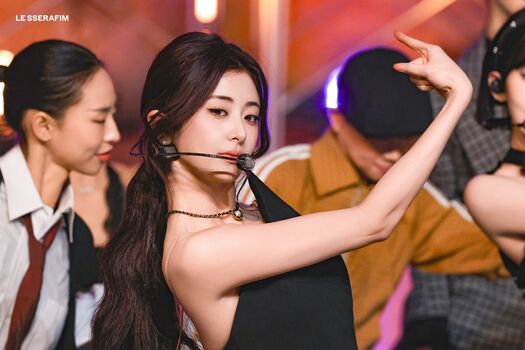 Full leaked Huh yunjin  page private onlyfans photo