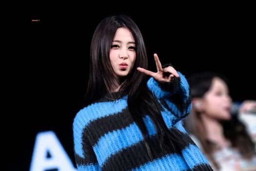 Full leaked Huh yunjin  page private onlyfans photo